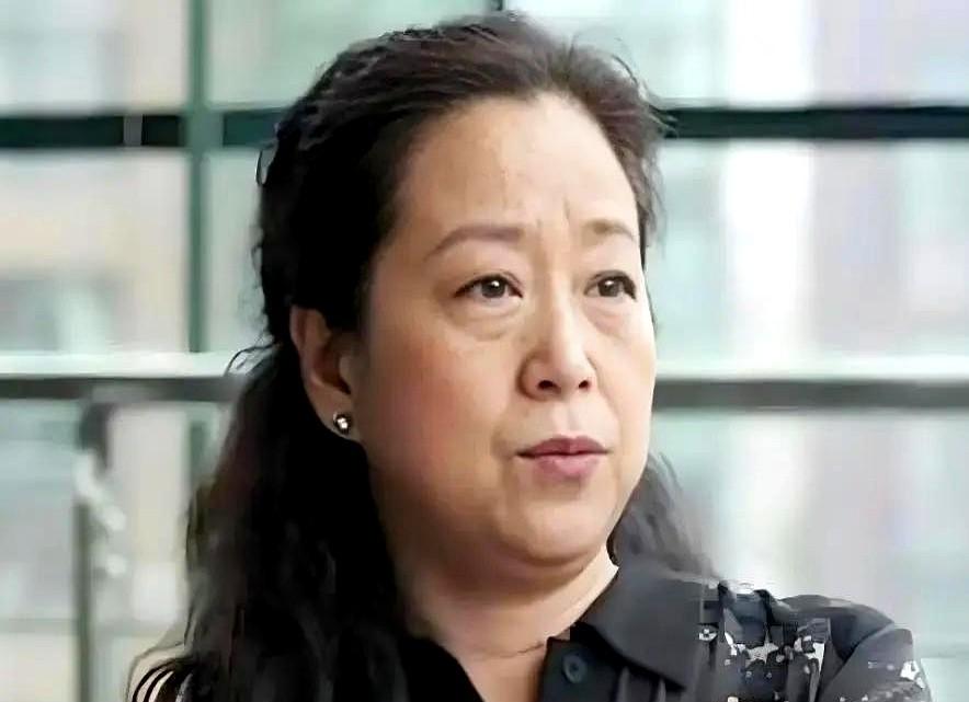 罗秀春，张国立的前妻。那边他和邓婕好上了，她这边就只带走了儿子。他给了一大笔
