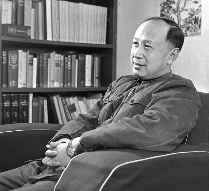 钱学森1955年回国，他的工作时间永远不超过8个小时，而且从来不加夜班，只要一下