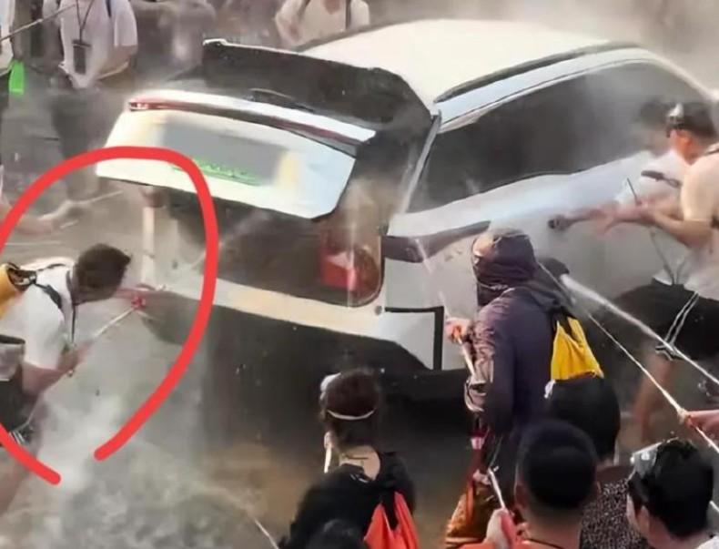 云南被泼水车主表示会追责到底，拉车门男子正脸曝光！ 泼水节本是传递祝福的欢乐