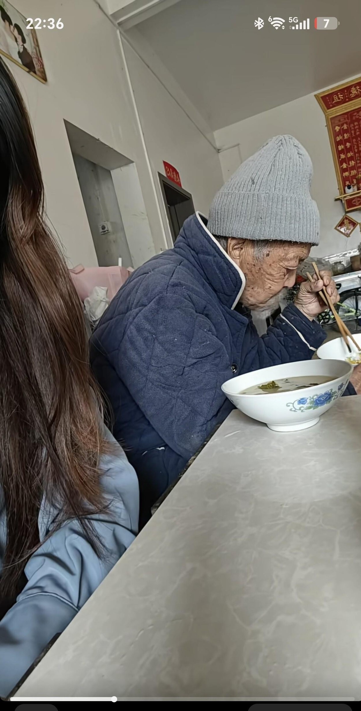 97岁爷爷四个儿子全都不在了，各家儿媳妇没一个愿意接手，孙子孙女也躲得远远的，老人一个人孤零零过日子