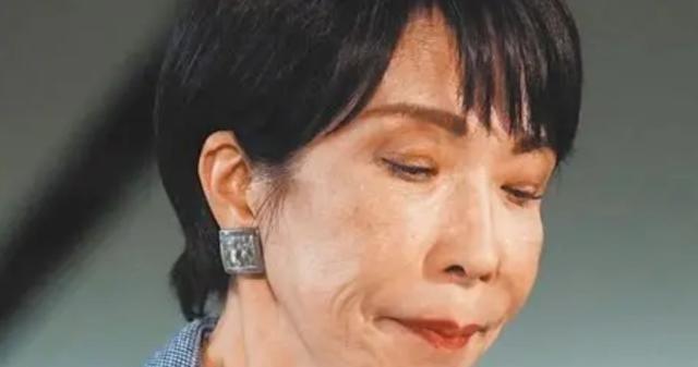 最近日本丰田、本田的几家主力工厂彻底停了，生产线静悄悄的，零件堆得像小山，工人只