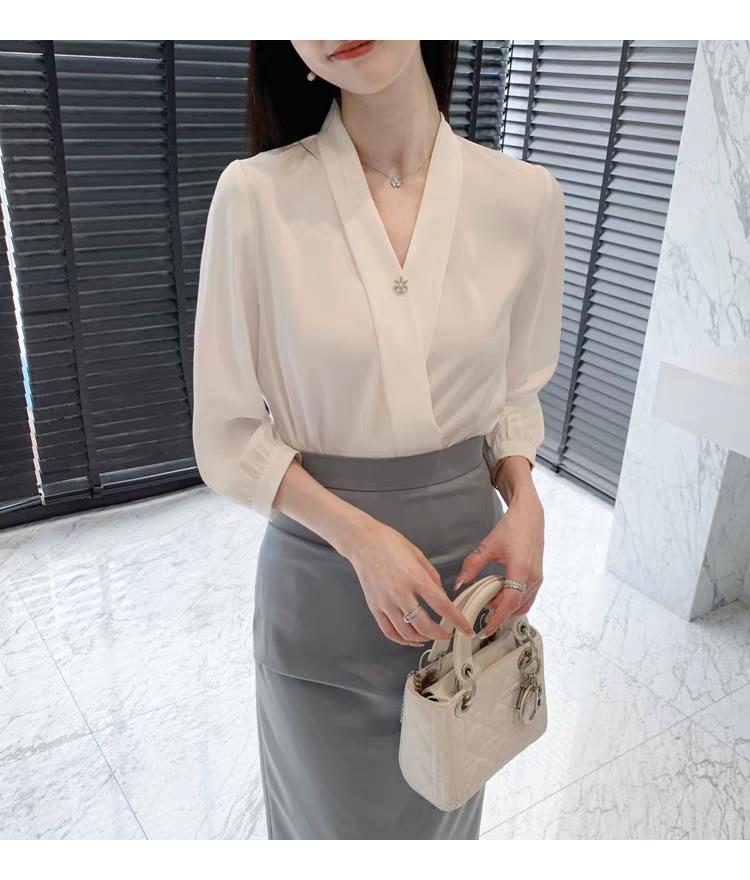 长袖V领衬衫+包臀半身裙！气场十足，气质优雅！满满的地气感。半身裙衬衣穿搭每日