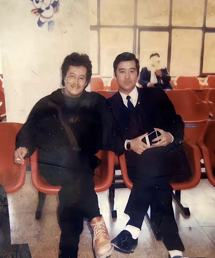 1990年，赵本山参加春晚后，与老乡甲继海一起返回东北。当年，赵本山33岁，