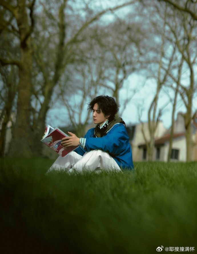 王一博LOEWE待会儿见王一博LOEWE看秀造型王一博巴黎时装周看秀造型来了，