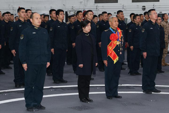 1月7日，海军福建舰为服役已满30年的一级军士长王维举办退役仪式。来自机电部门的