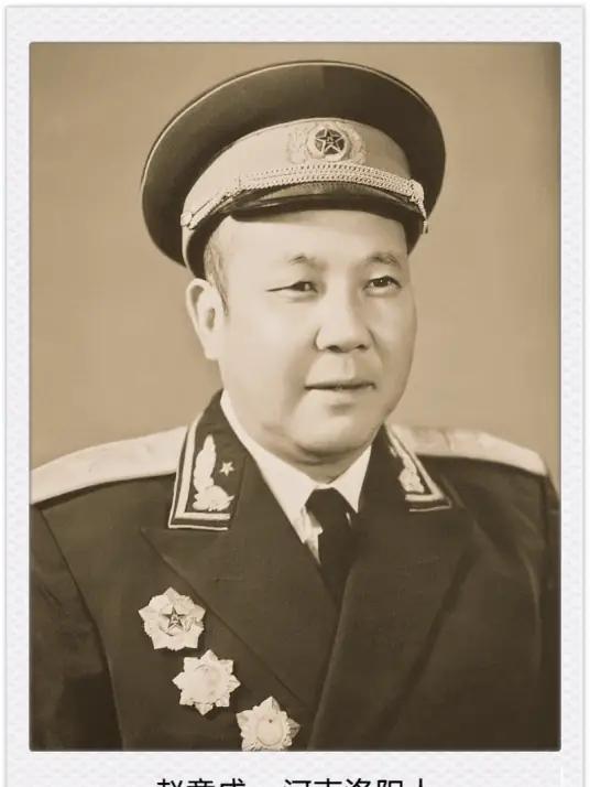 1952年冬天，上甘岭前线的坑道里，一门老式迫击炮正慢慢转动角度，赵章成蹲在地上
