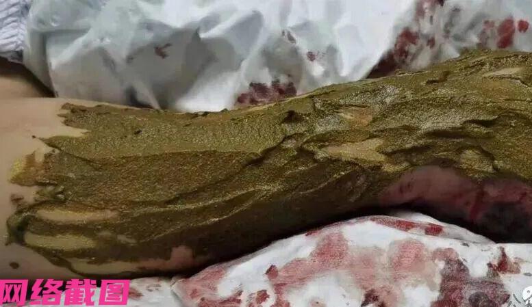 浙江某男子傍晚在院子里正忙收拾旧木料，此刻男子只顾眼前的忙碌，却不料拿起一块木板