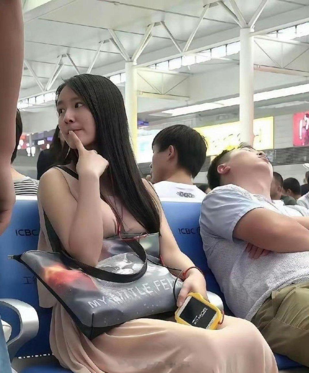 这大兄弟心真大啊，这也能睡得着