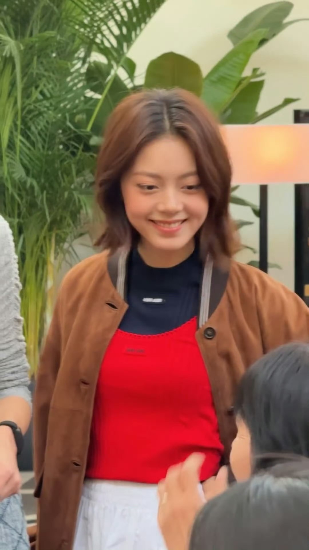 赵今麦的短发是行走的时尚宣言！脖颈线条在发丝间若隐若现，清爽气质扑面而来。韩朵朵