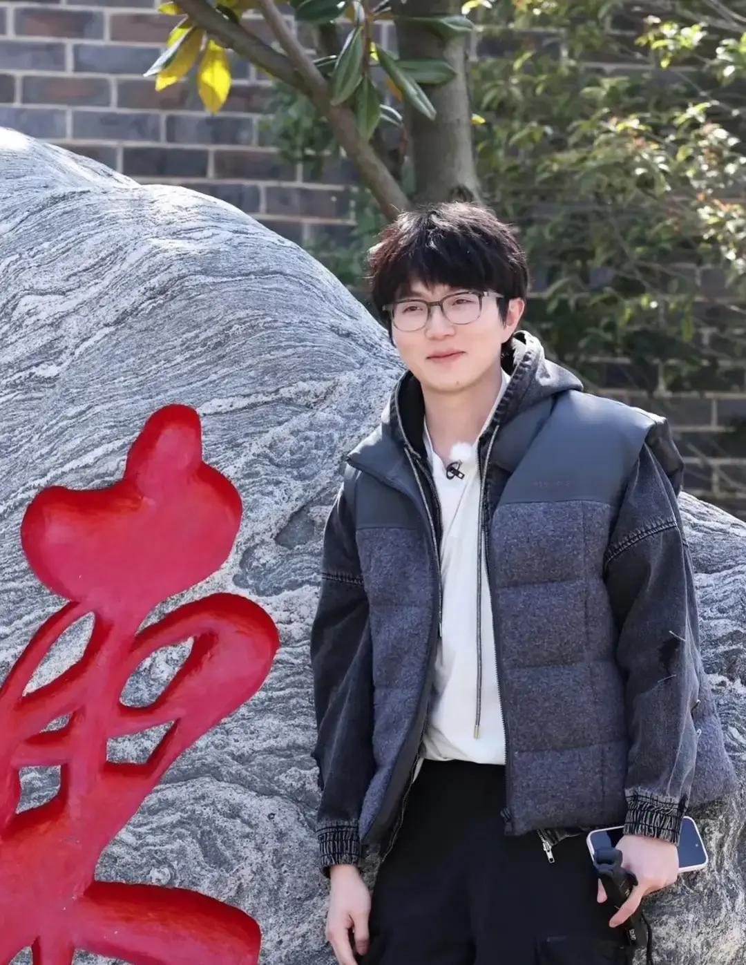 镜头切到后台。毛不易刚怼完薛之谦，转身给沈佳润递了杯温水。成年人面前是刀。