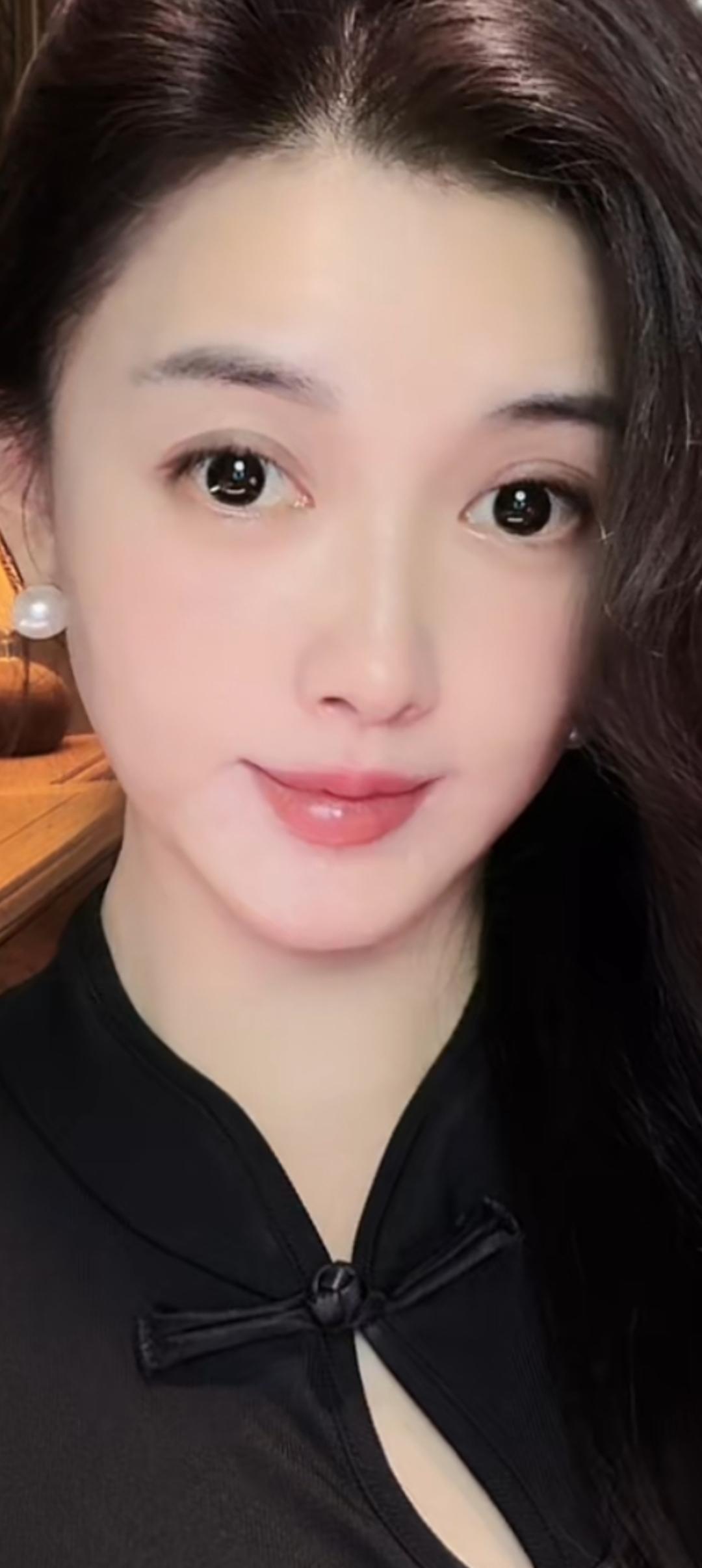 这位美女微笑着看镜头，好温柔！