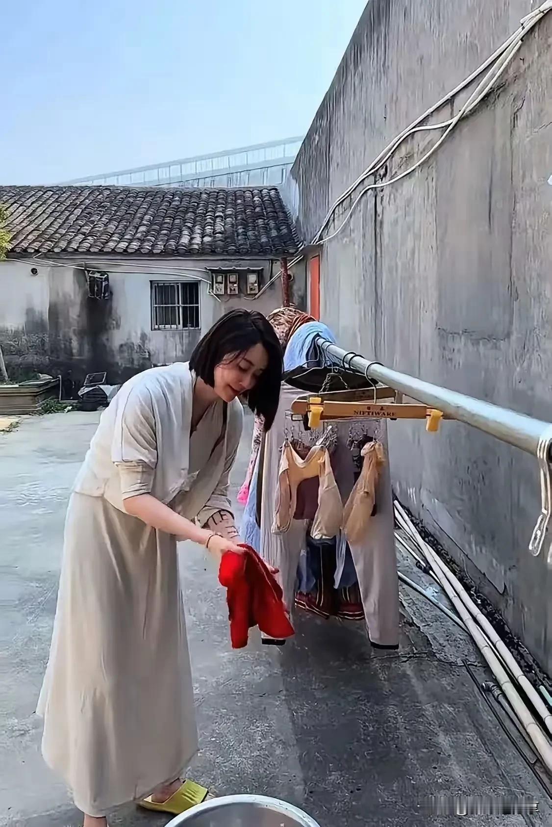 我想只要有点责任、有点担当、有点上进的男人，都不会让自己的媳妇在农村过着手搓衣服