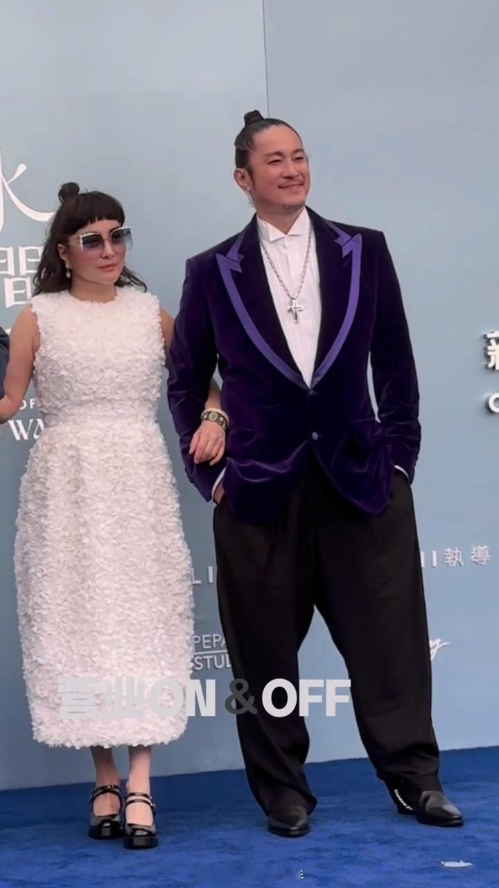 何超仪和老公挽手出席活动何超仪携老公出席活动何超仪对他老公真是不离不弃​​​