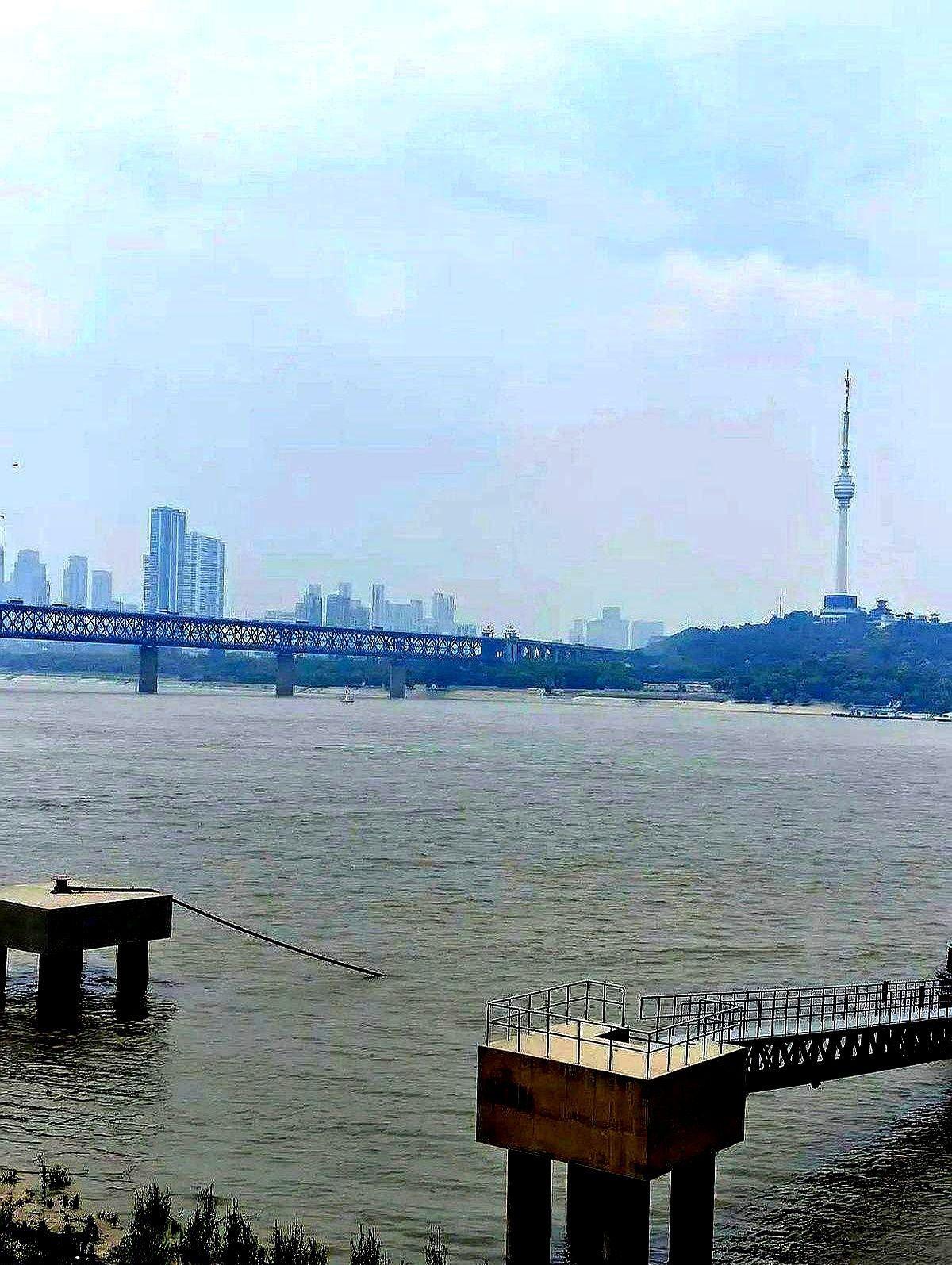 我和我爱人因为工作原因两地分居了27年，在这27年时间里，一年当中回来个5、6次