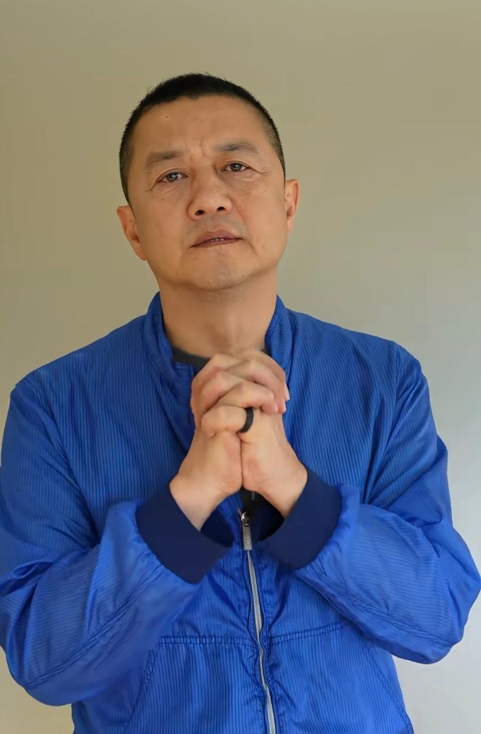 在做慈善这件事上，我最搞不懂的明星就是李亚鹏了，明明他都已经54岁了，还欠着