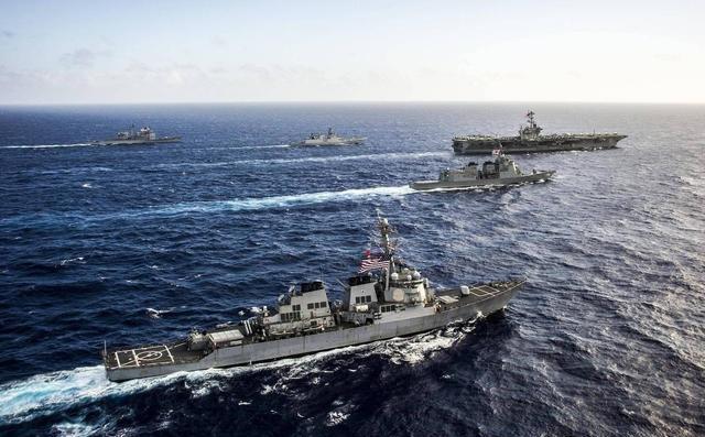 伊朗反制杀招！33公里海峡设导弹陷阱，美军15艘舰艇成瓮中之鳖？4月13