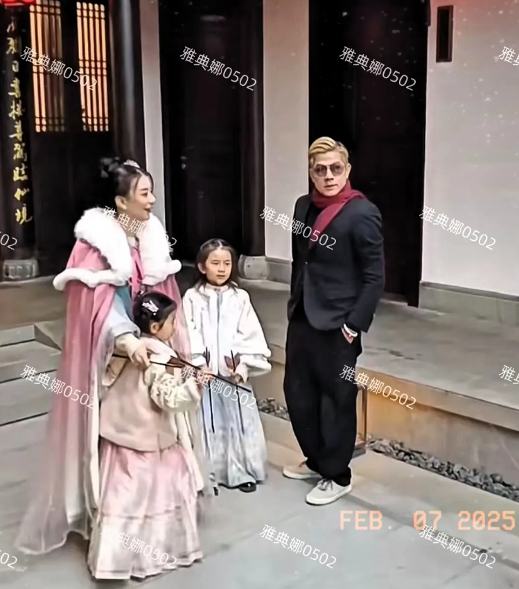 郭富城陪老婆回安徽老家过年，方媛和两个女儿穿上汉服在古朴的中式庭院里拍照，又美又