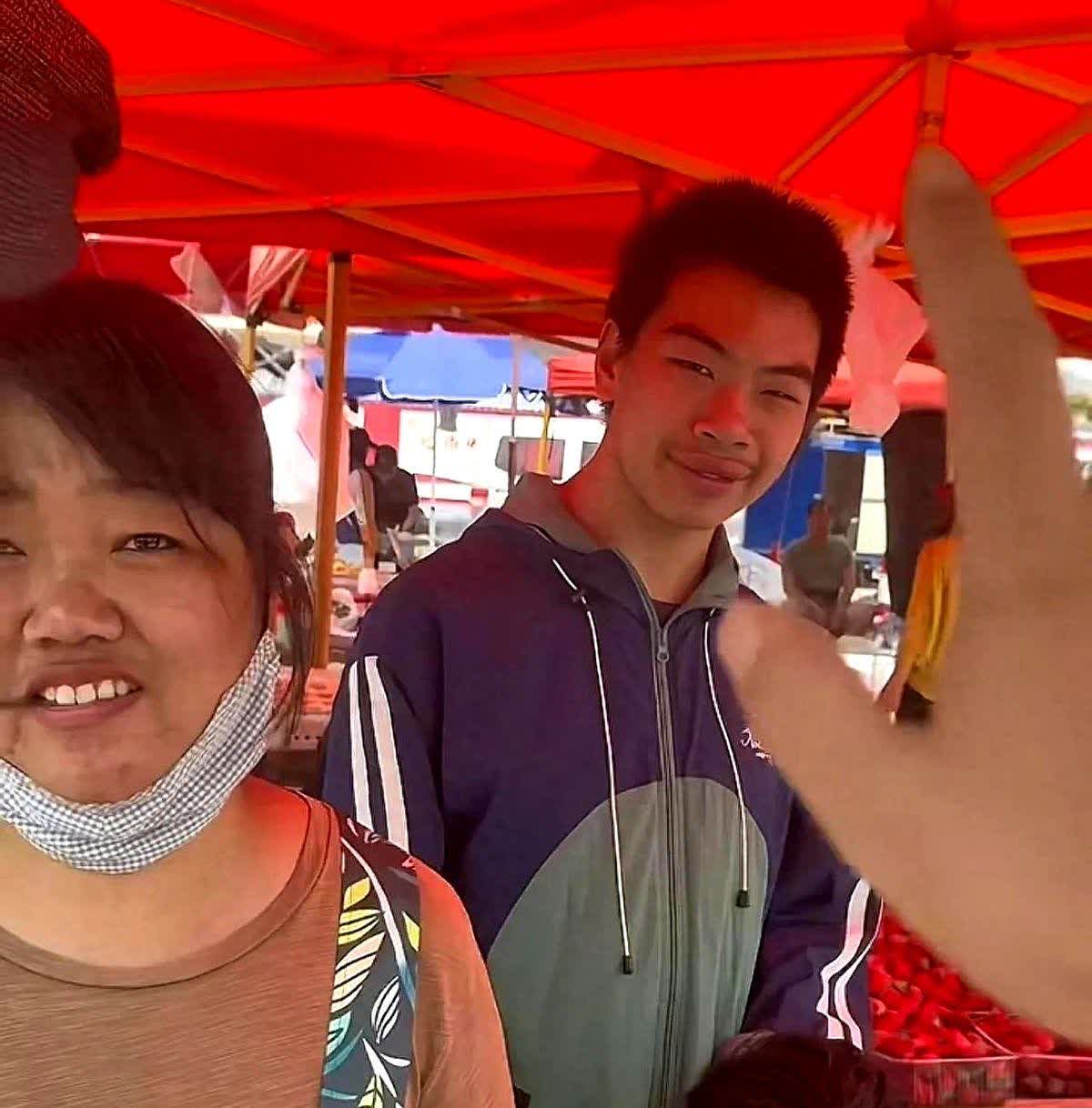 在辽宁海城大集上，男子在地摊上吃了一个苞米，喝了一碗粥，谁料，摊主收到5万元转账