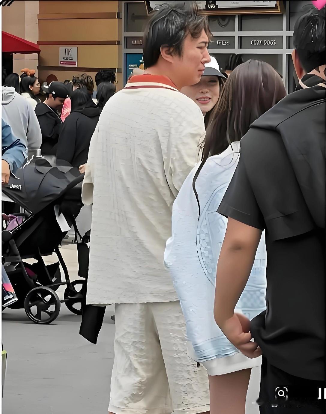 👀王思聪，最近被网友偶遇的照片刷屏了，让全网感叹“校长的青春喂了狗”。38