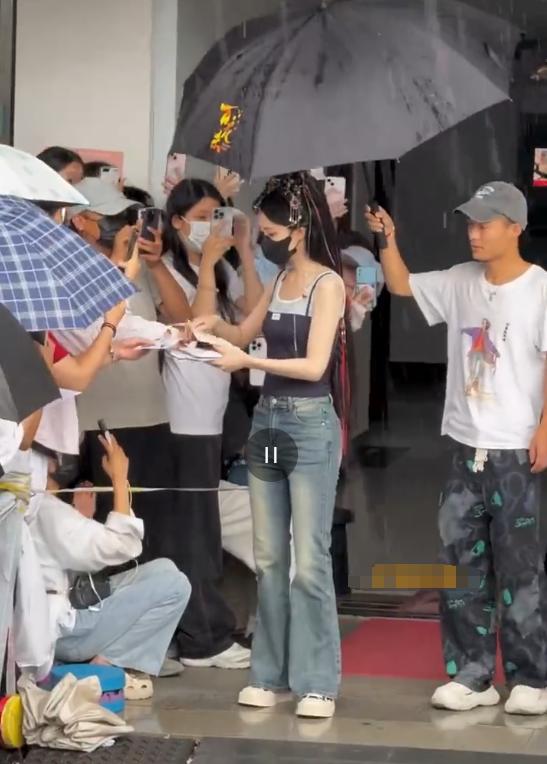 孟子义这封信，收得真心实意雨天里粉丝递信，她淋着雨接了。纸袋滑到地上，立马弯