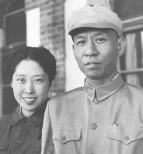 1941年，新四军重建，刘少奇担任新四军政委，陈毅说：“我是新四军军长，你要服从