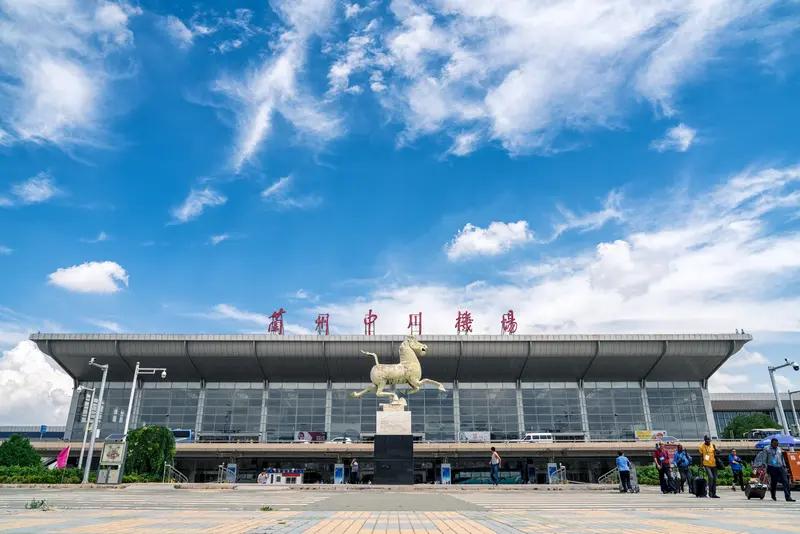 这是我国距离市区最远的机场，去赶飞机的时间可能比坐飞机都要长。这就是位于甘肃