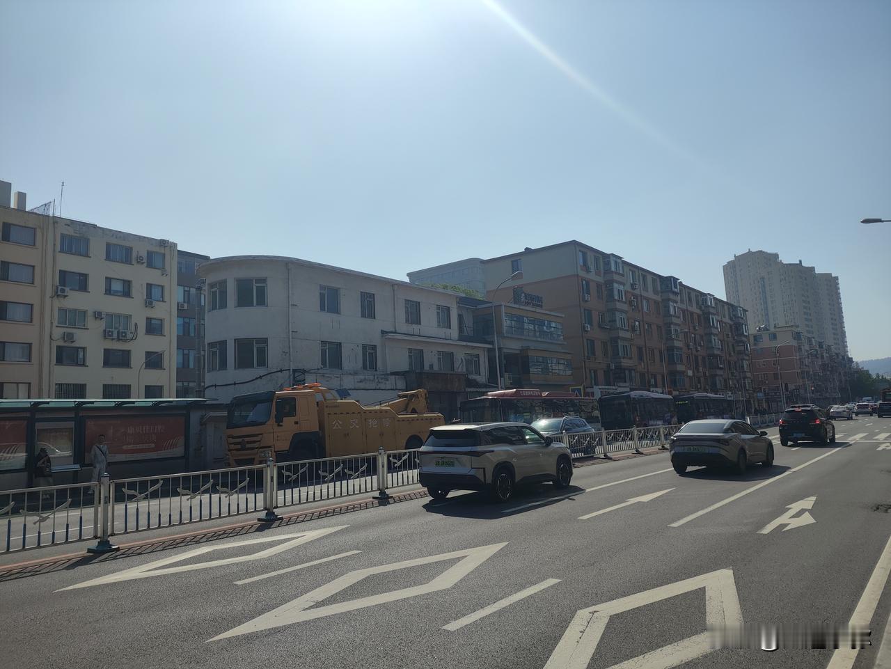 唏嘘！大连街头比亚迪公交被拖走，一个时代要说再见了？今天一早，大连长春路南石