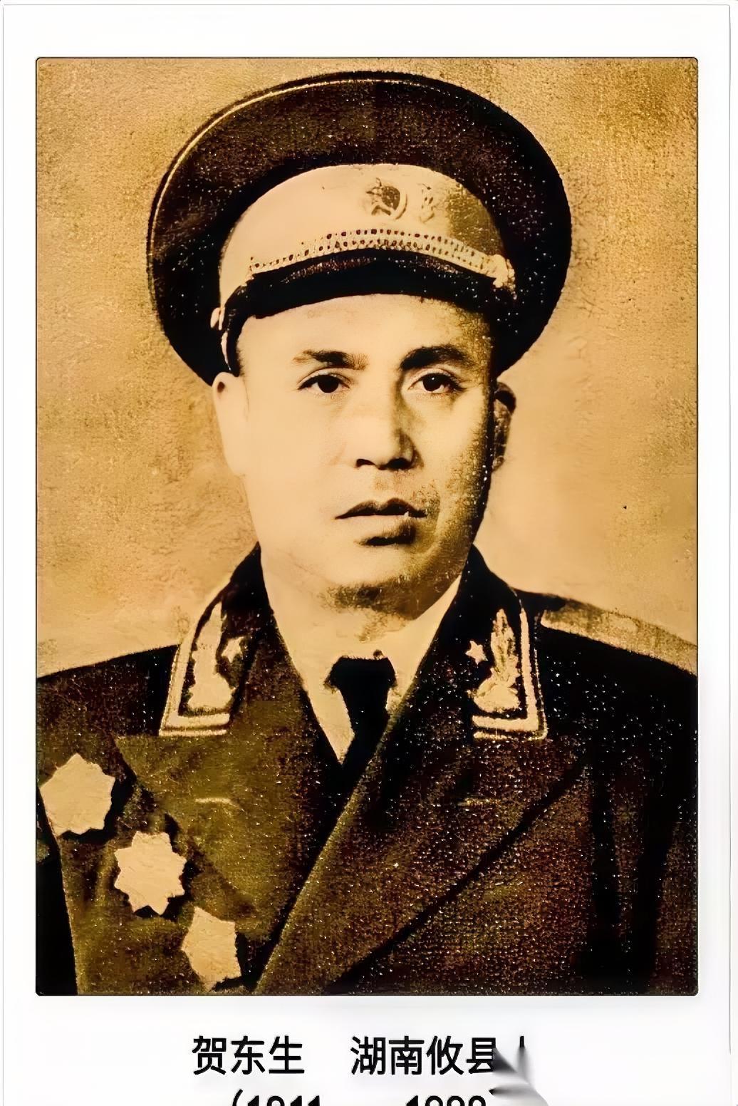 1947年，四野一位师长娶了牺牲战友的遗孀。新婚夜，他没碰新娘，反而对着她提