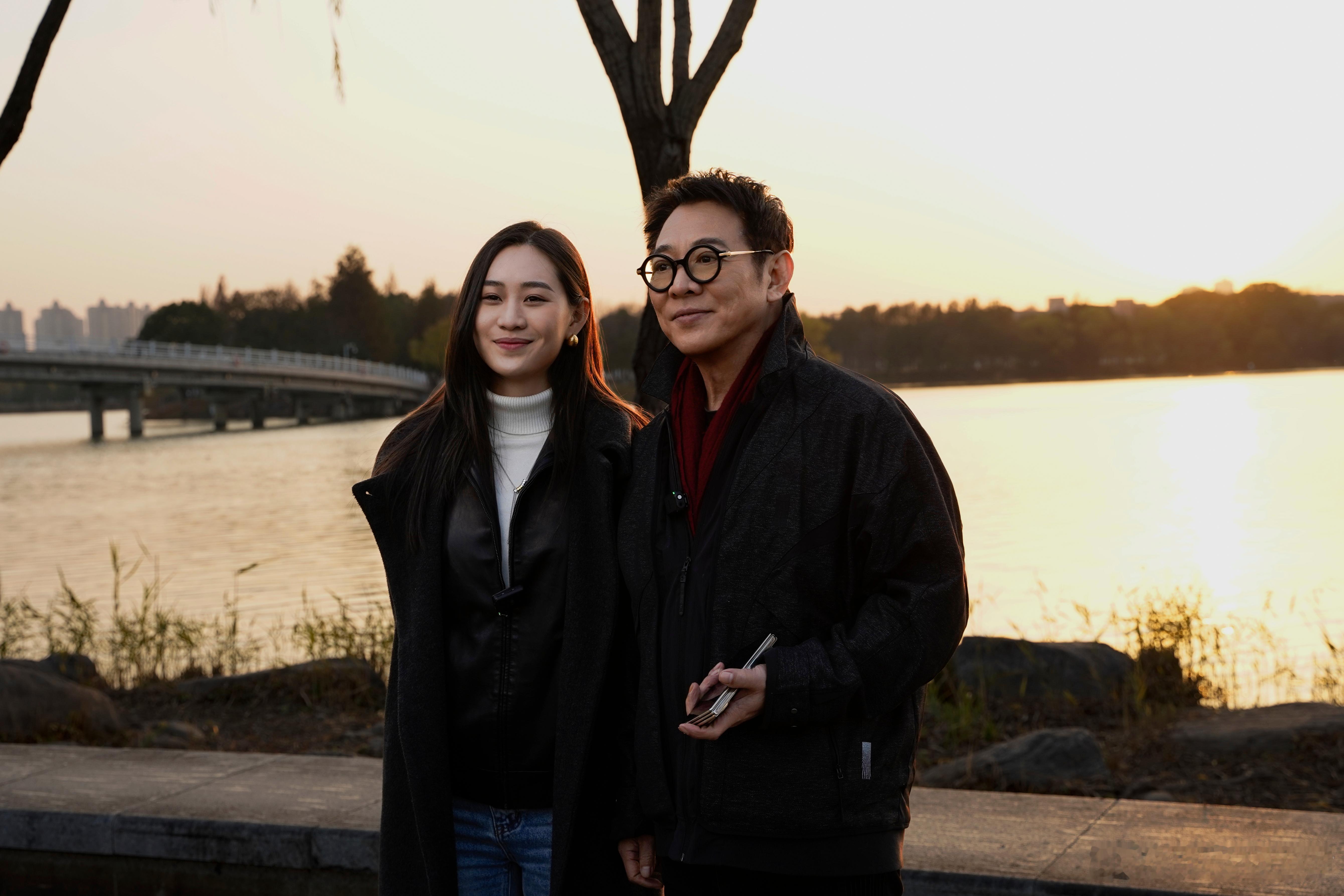 李连杰和小女儿同框好暖在忙碌的工作之外，李连杰把宝贵的时光留给了家人。活动现场