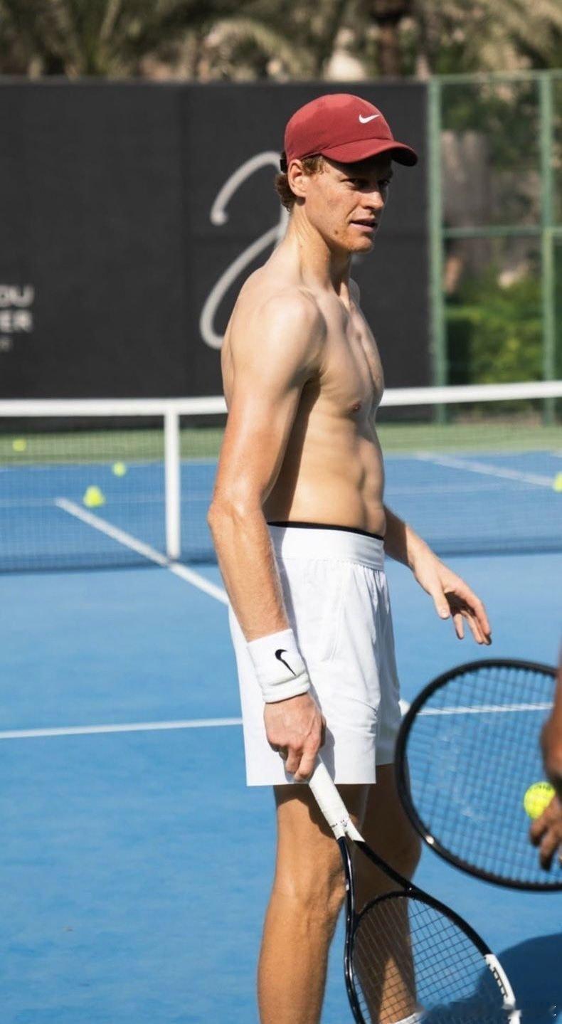 辛纳展示肌肉💪澳网5盘不敌德约科维奇，体能成最大问题，辛纳训练中展示完美肌肉?