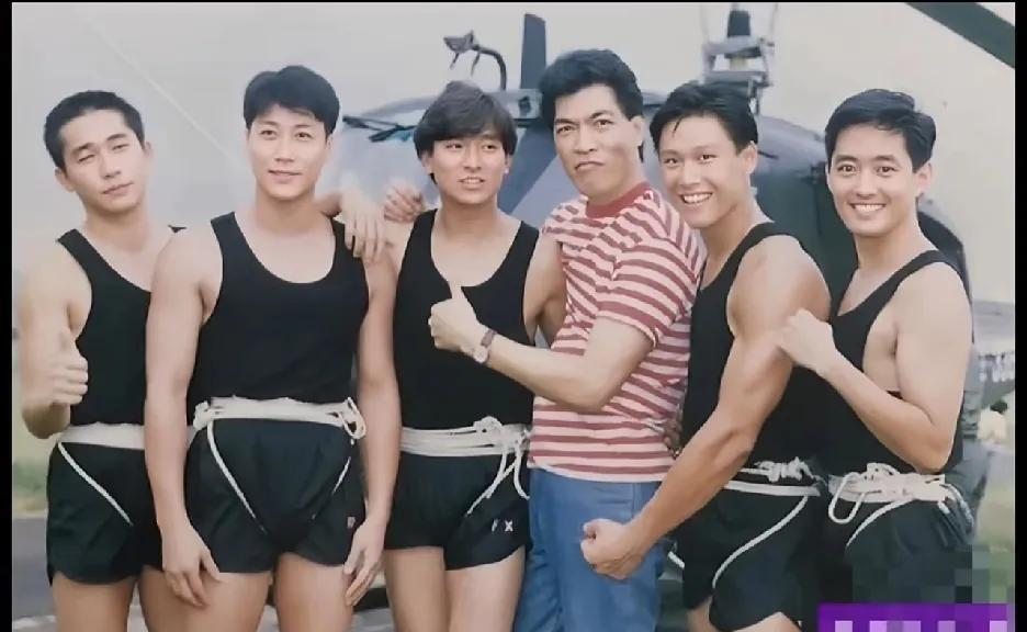 这组照片定格的是1993年电影《反斗马骝》拍摄期间的珍贵瞬间。画面中，从左至右梁