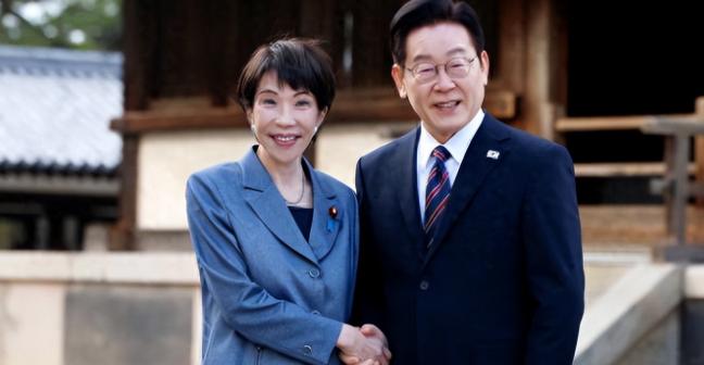 中美刚在北京签下大单，亚太格局突然变天。日本首相高市早苗连夜飞往韩国求援，因为中