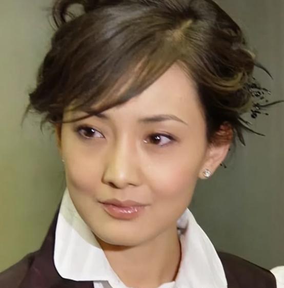 一次，牛莉怒气冲冲地问老公刘亚东：“你比我大八岁，为什么吵架就不能让着点我呢？”