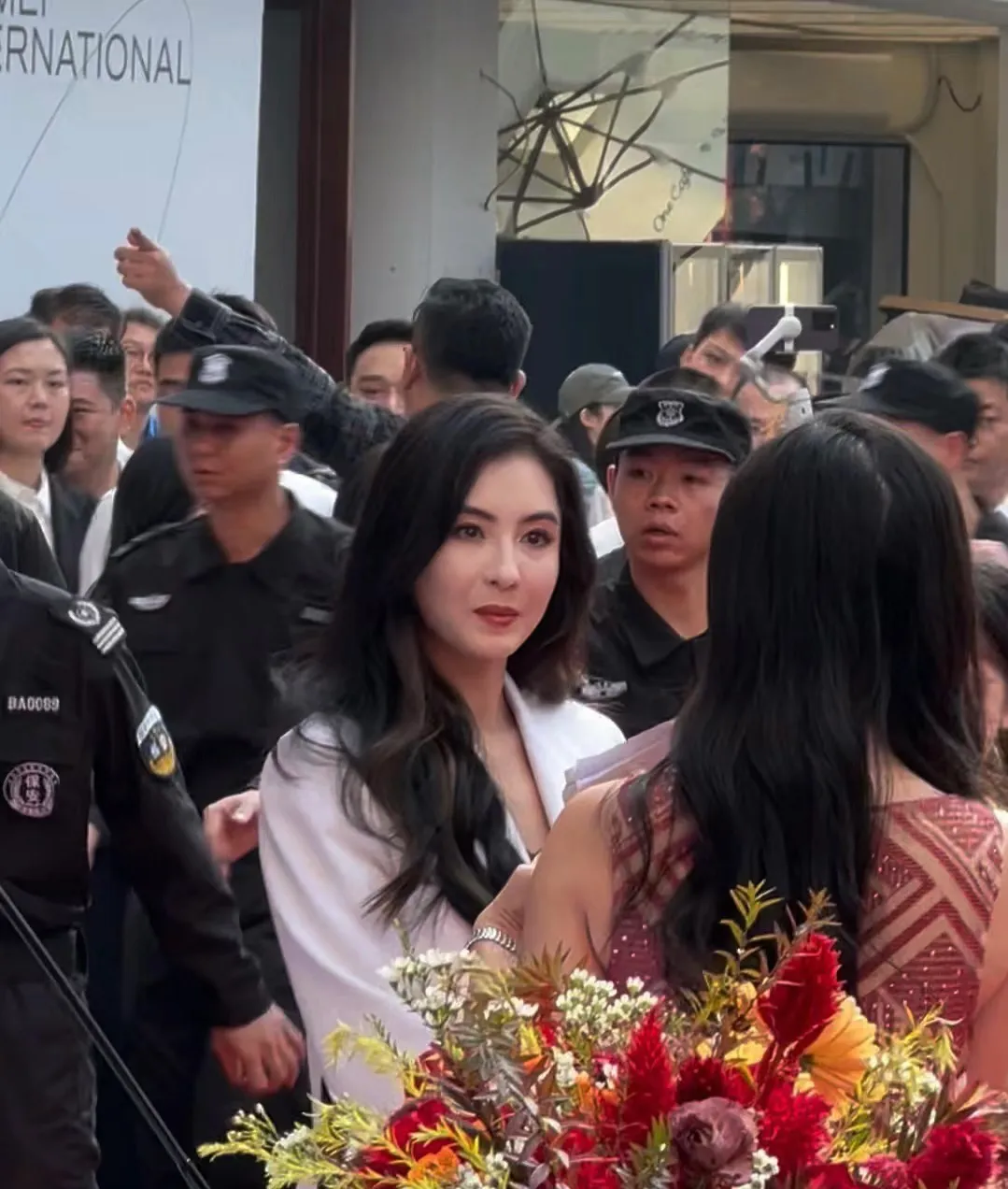 张柏芝在广州，本人真的名不虚传，又美又年轻，无论是脸还是身材都没得挑。40多岁