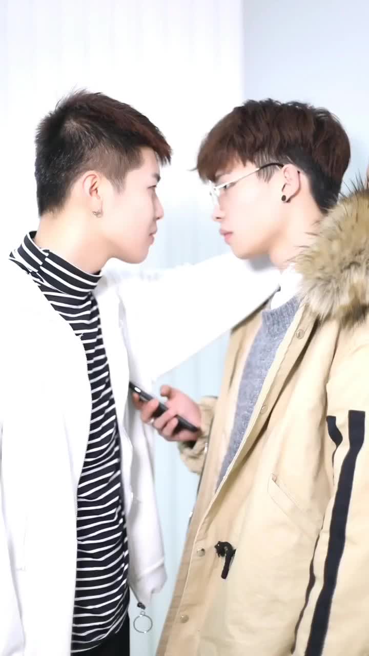 漂亮美眉喝可乐憋气变声[超级新闻场]_土豆视