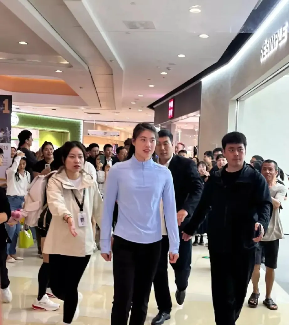 张雨霏的身材确实让人惊艳，优美的曲线展现出她健壮而又充满女性魅力的一面。而她的