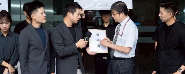 民众党副秘书长许甫等多名党公职人员，今天前往通讯传播委员会递交检举函，指控《镜电