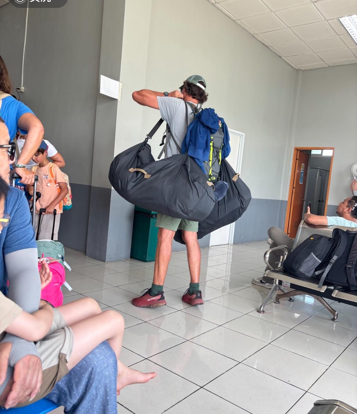 白人背包客力大如牛啊，带着三个孩子去旅行，把所有的行李都背在身上。他们搬家的话都