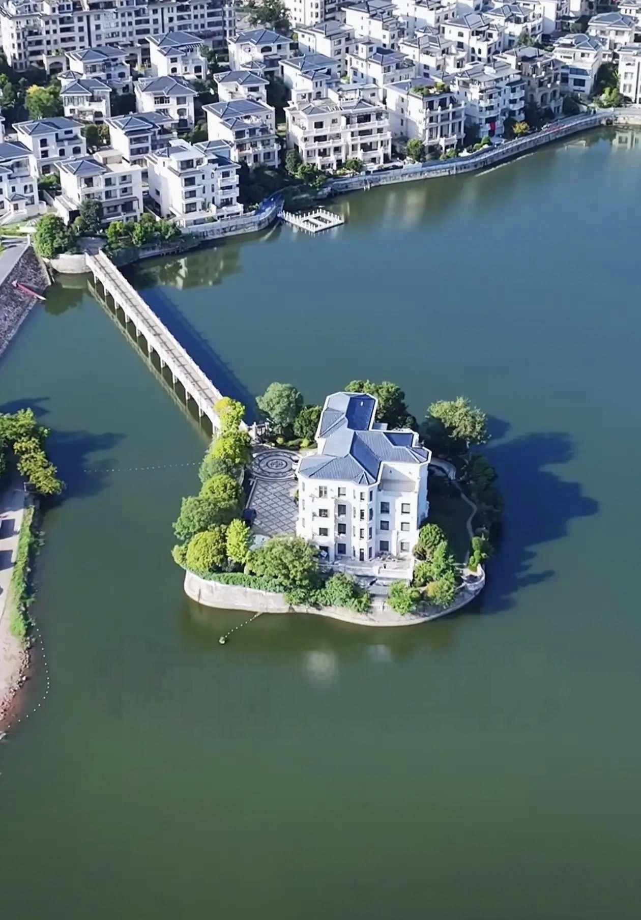 这幢江中独立别墅，四面环水，空气清新，与左邻右舍没有任何纠纷；住在里面的人关系人