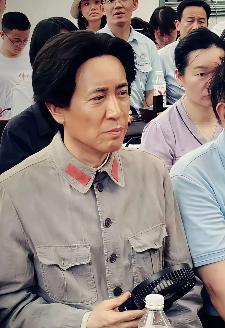 强烈要求国家对演毛主席的演员严格审核，不能让是个演员就可以演，必须要求:1.形
