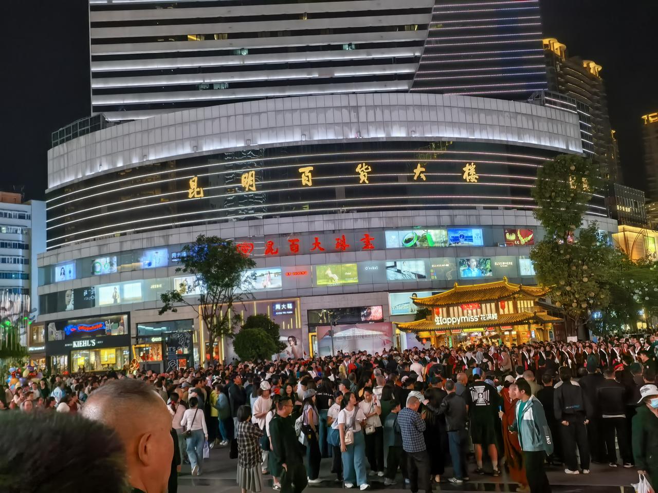 这几天昆明的游客还是那么多，昆明已正在从以前大家认为的中转站逐步成为到云南必去的