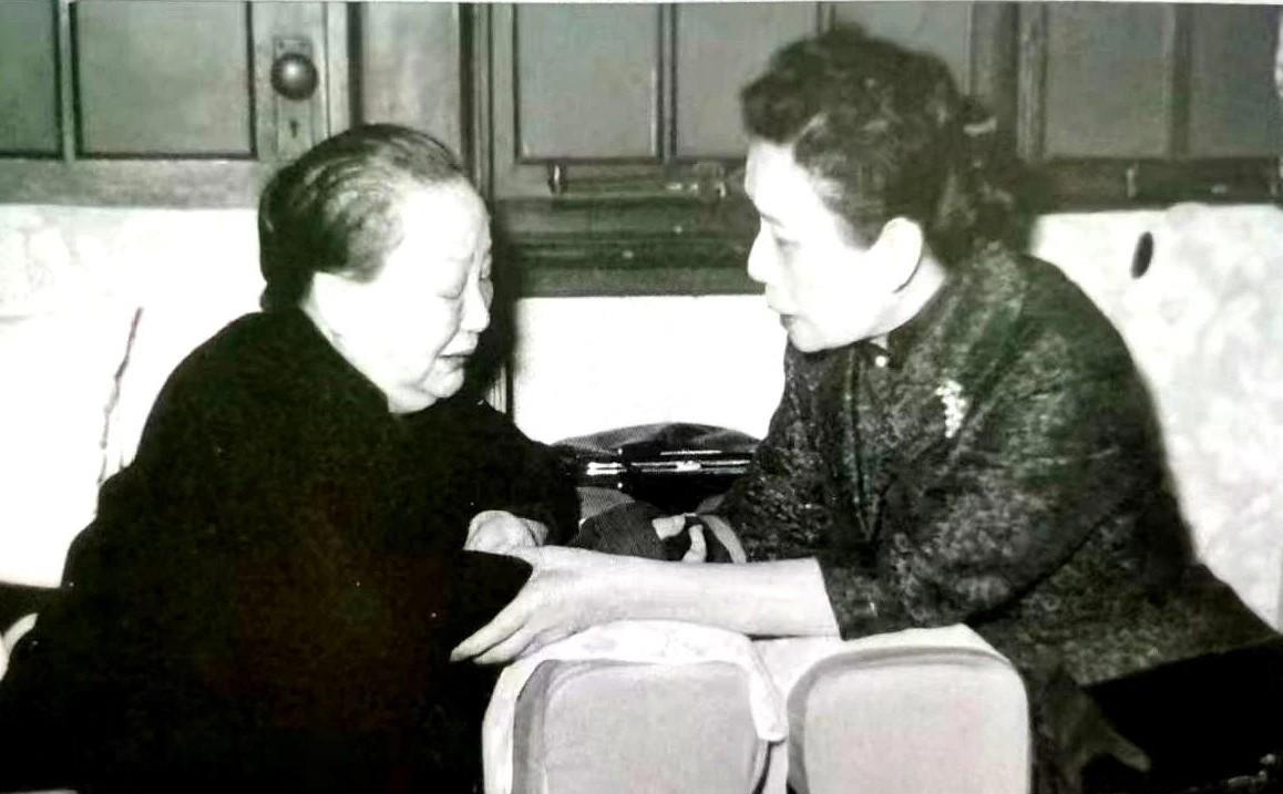 1962年，胡适去世，宋美龄（右）前往慰问胡适的遗孀，满怀悲伤的江东秀女士。作为