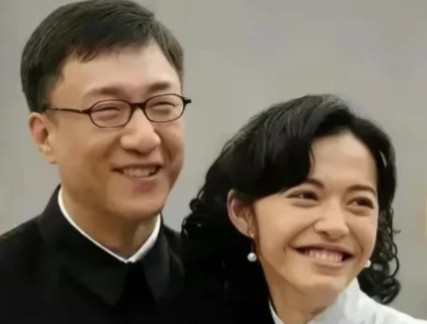 2008年，《潜伏》开拍，有个情报贩子“谢若林”一角，导演想请凌潇肃来演:“就当