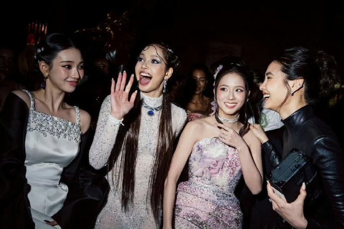 Lisa金智秀柳智敏郑浩妍合照Lisa金智秀柳智敏郑浩妍合照！