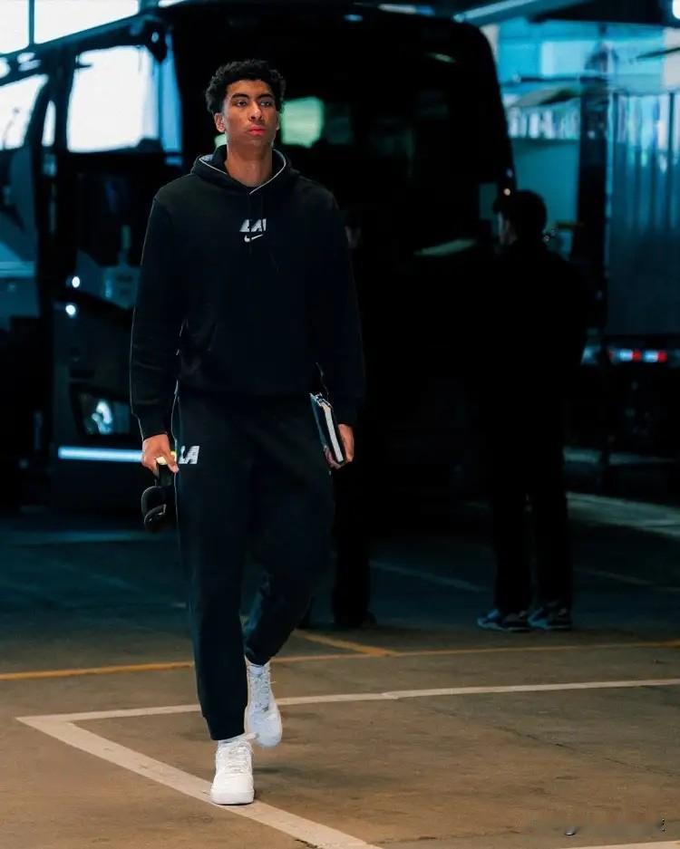 快船小将克里斯蒂真是给机会不中用啊！在今天快船客场以115：103击败爵士的比赛