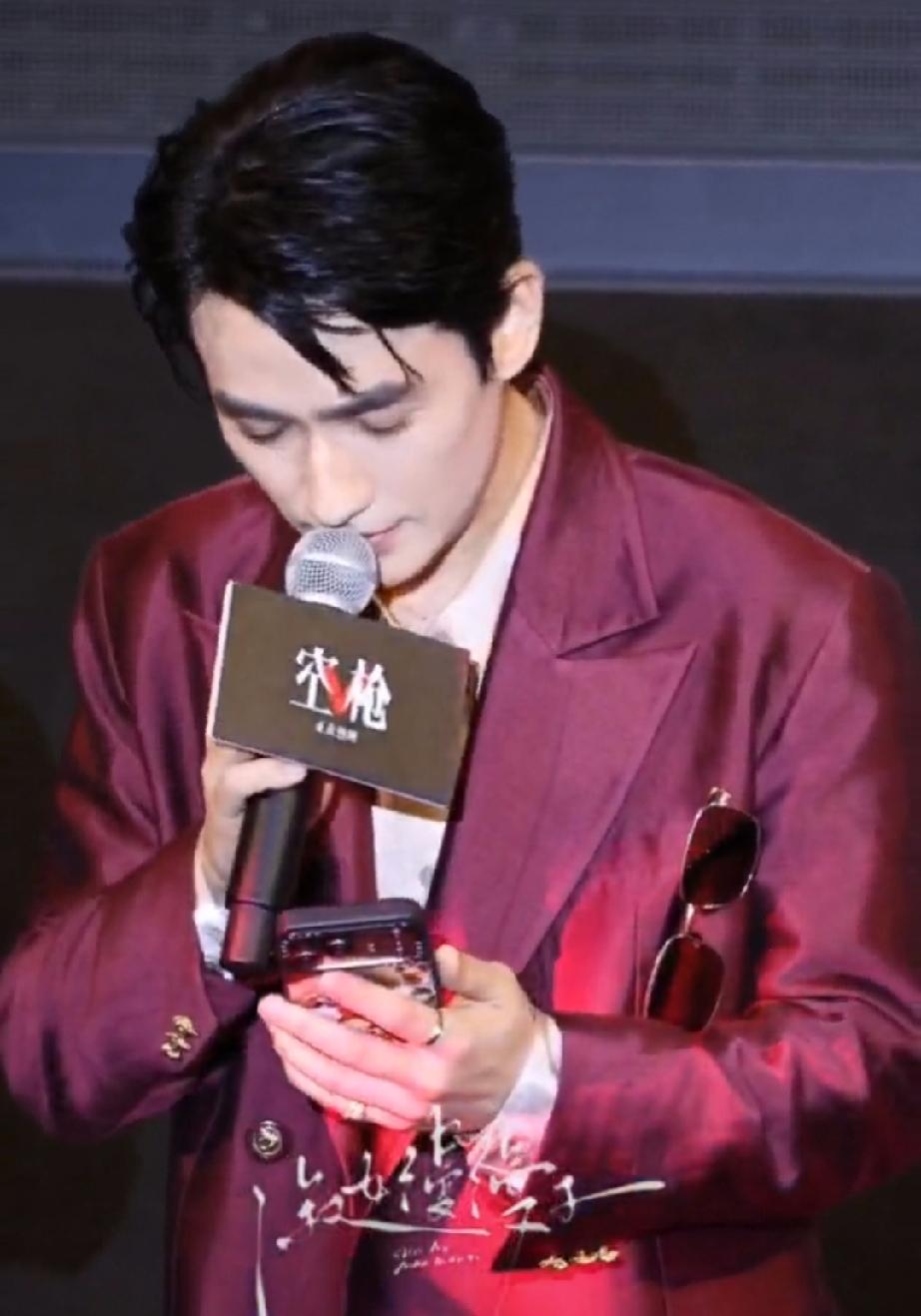 朱一龙今天回到家乡武汉，参加自己领衔主演的电影路演。他现场为观众演唱了电影片尾曲