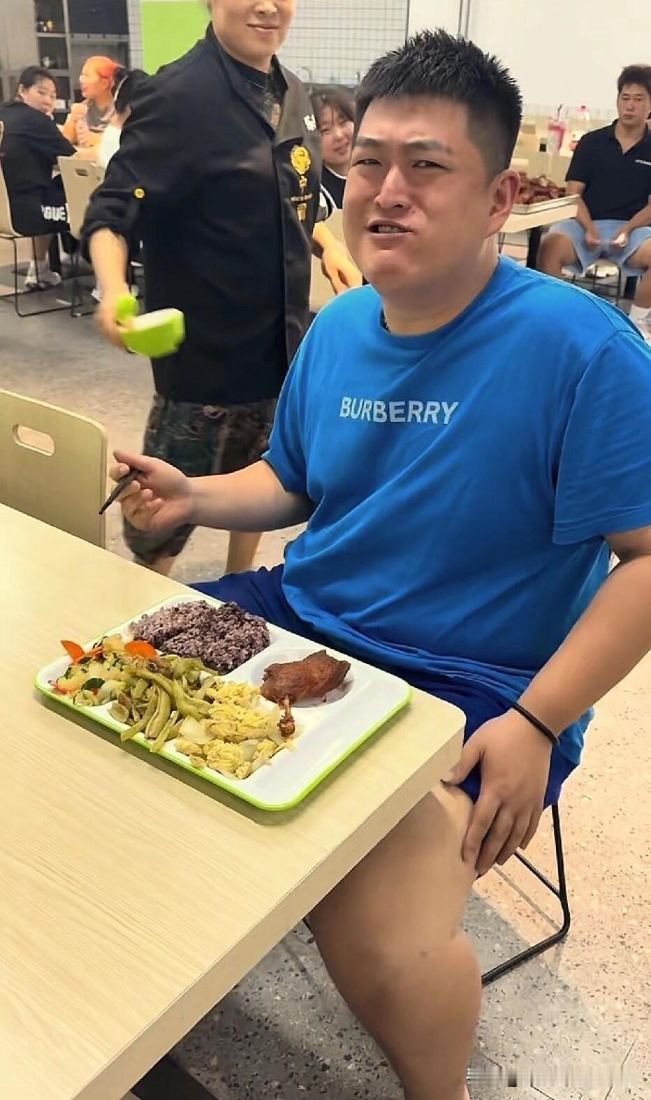 赵本山的儿子赵一楠，这身材估计得有180斤了吧，虽身材高大，但他也吃的很普通，没