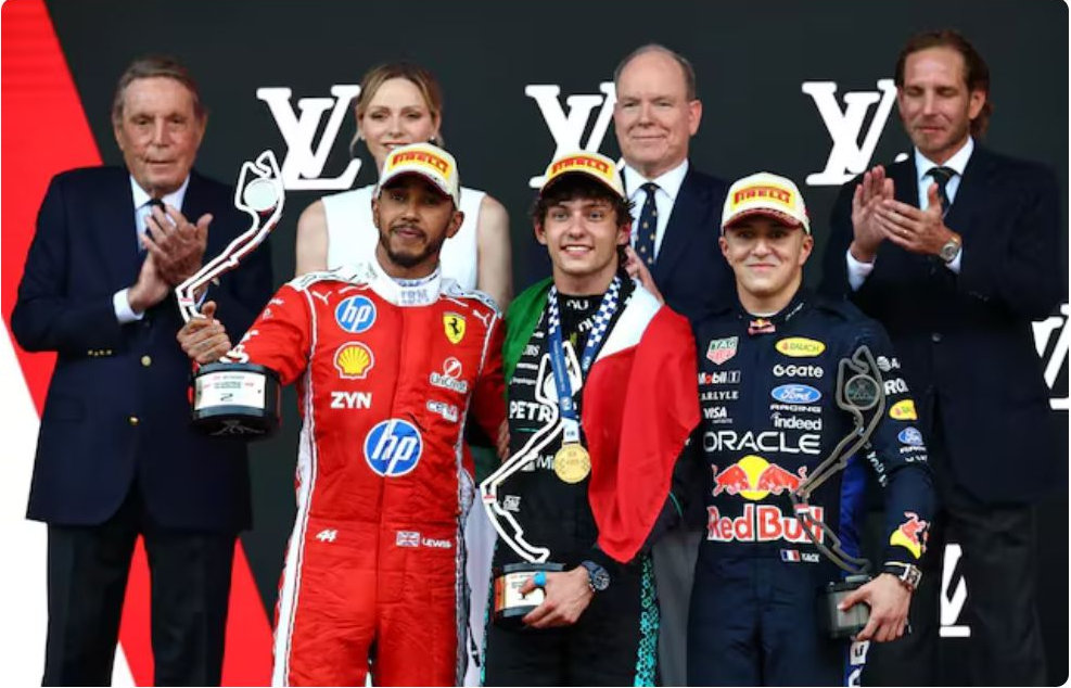 “F1七冠王”在摩纳哥拿亚军，获王妃亲吻，还跟女友金·卡戴珊热情相拥