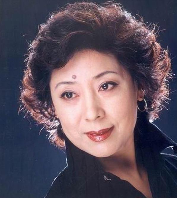 这姐们儿当年真是够硬气的。1990年关牧村跟王星军掰扯离婚那会儿，姓王的还想玩套