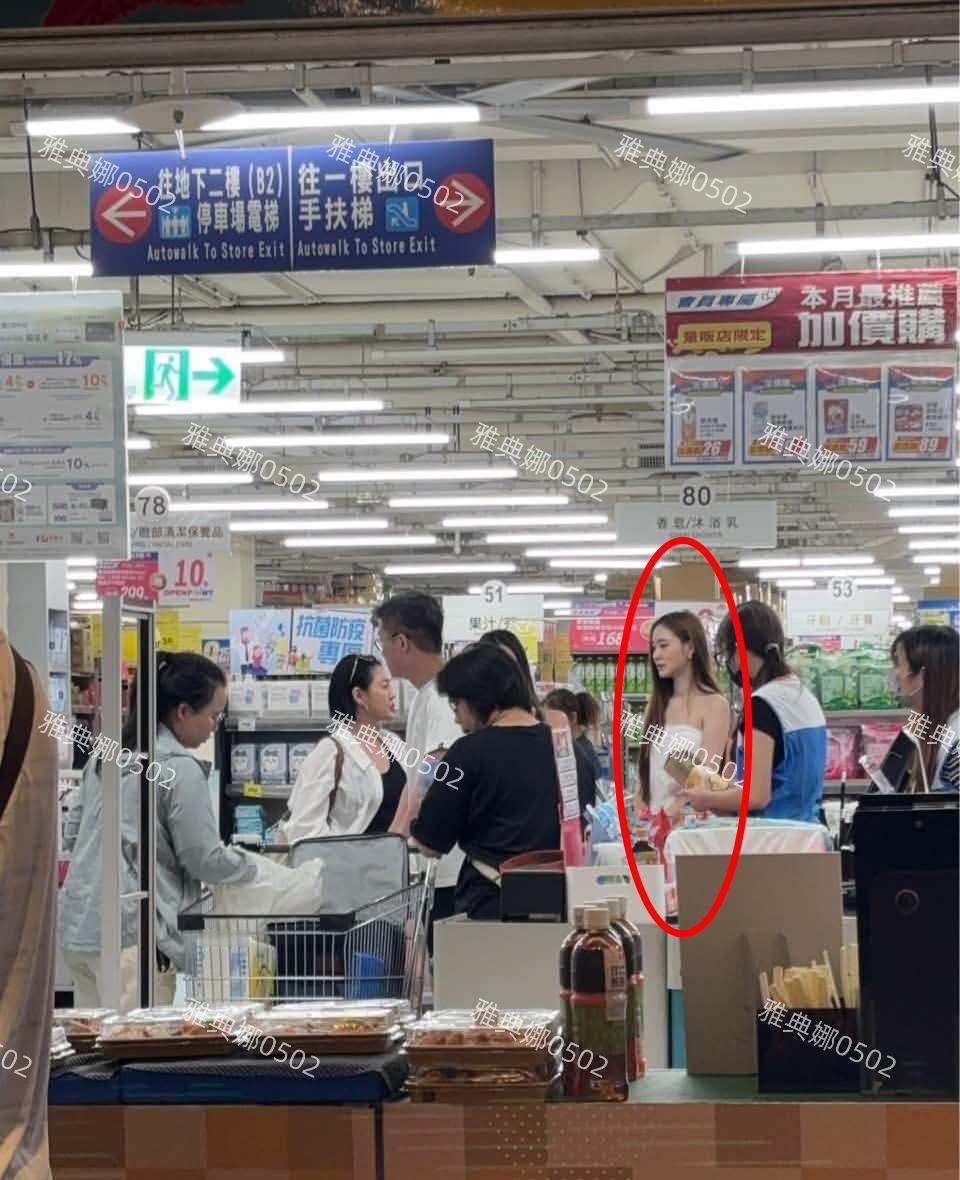台东偶遇小S一家，小S本人没有电视里好看有气质，她个子很矮不到1米6皮肤虽然很好